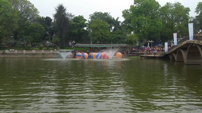 Nhiều trẻ nhỏ vui thích, tạo dáng chụp hình và tham gia các trò chơi giải trí.