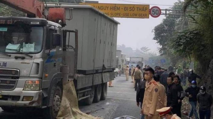 Lực lượng chức năng khám nghiệm hiện trường vụ tai nạn.