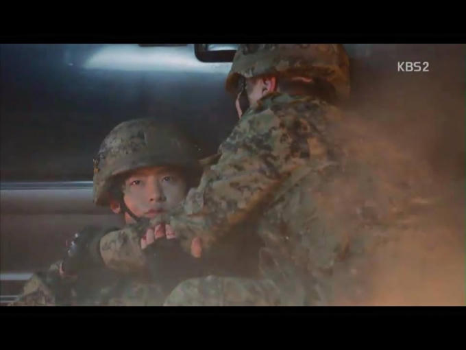 Hậu duệ mặt trời tập 15: Song Hye Kyo, Kim Ji Won khóc hết nước mắt khi hay tin bạn trai hy sinh