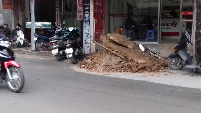 Đống đất bẩn được đổ trước của nhà bà Chinh.