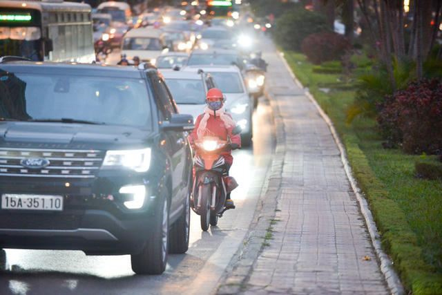 Hiện lưu lượng phương tiện lưu thông qua đường Nguyễn Chí Thanh rất đông, thường xuyên ùn tắc nghiêm trọng.