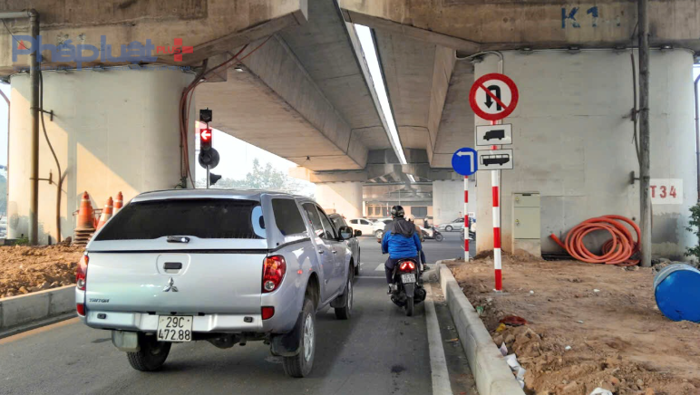 Tuyến đường kết nối dưới gầm cầu này cũng đi thẳng về phía ngã 6 Giải Phóng - Ngọc Hồi - Linh Đàm nhằm giám tải giao thông cho tuyến đường cũ bên cạnh.