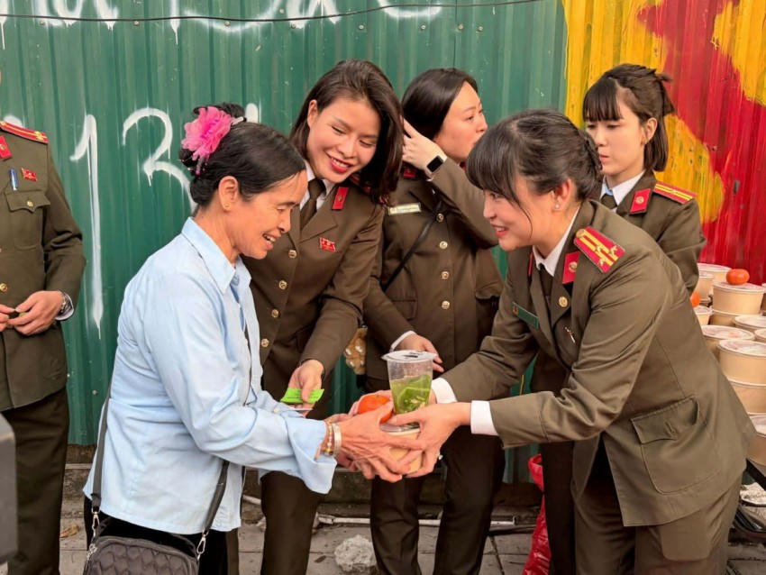 Niềm vui của người nhà bệnh nhân khi được nhận suất ăn.