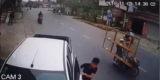 Tài xế hoảng hốt bước ra khỏi xe sau tai nạn.