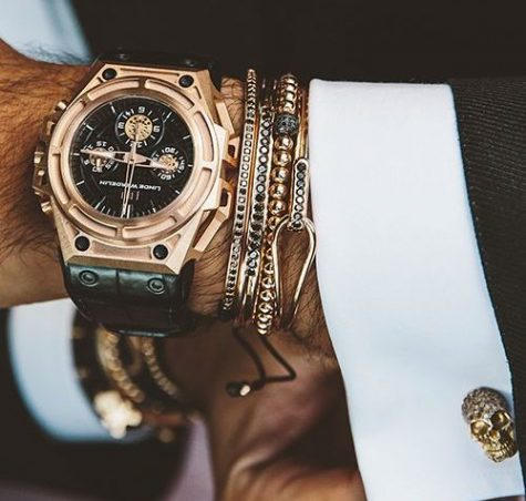 Đồng hồ vàng và dây kim loại cùng màu.