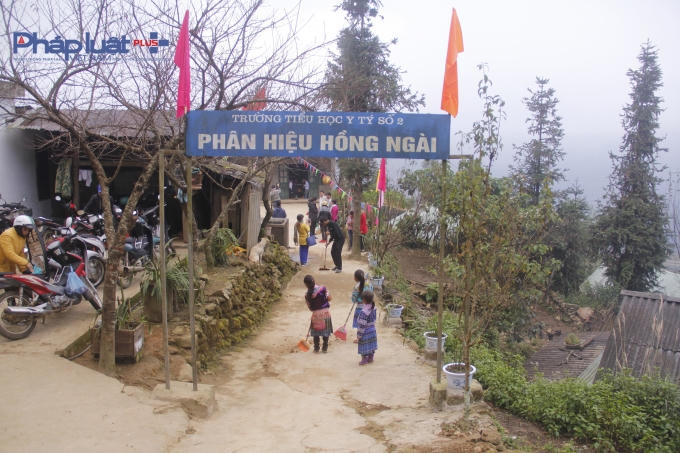 Sáng sớm các em học sinh vùng cao đã tới lớp cùng thầy cô vệ sinh trường.