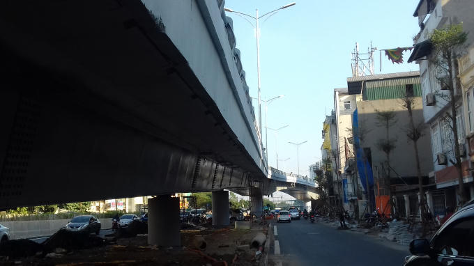 Các hạng mục bên dưới vẫn còn ngổn ngang, hiện đơn vị thi công đang ngày đêm hoàn thiện.