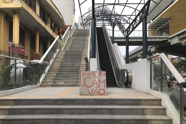 Các thang cuốn đã được lắp đặt nhưng mái che vẫn chưa hoàn thành, chịu phơi mưa nắng. Hiện tại UBND TP.Hà Nội đã công bố giá vé tuyến đường sắt Cát Linh-Hà Đông thấp nhất là 8.000 đồng/lượt; vé ngày là 30.000 đồng/ngày; vé tháng cho hành khách phổ thông là 200.000 đồng/tháng.