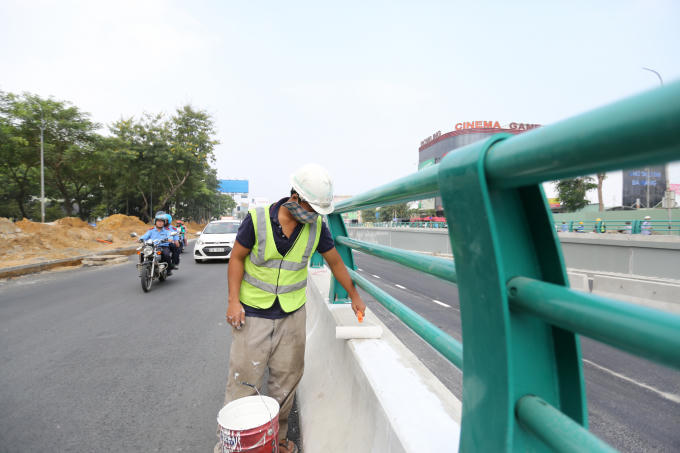 Công nhân sơn lan can đường dẫn đường xuống dưới hầm chui Điện Biên Phủ.