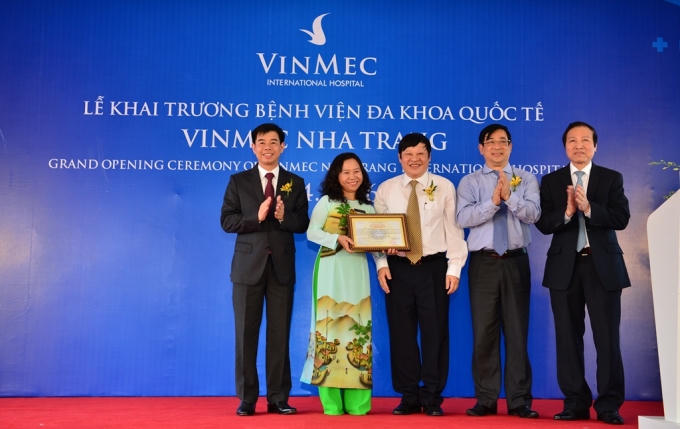 Thứ trưởng Bộ Y tế Nguyễn Viết Tiến trao quyết định thành lập Bệnh viện Đa khoa Quốc tế Vinmec Nha Trang.