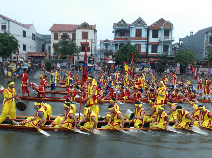 Có ba đội thi đại diện cho 3 miền, mỗi đội có 2 thuyền được đánh số từ 1 đến 6. Miền Hạ màu xanh, miền Trung màu vàng, miền Thượng màu đỏ.
