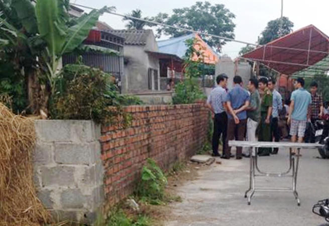 Người dân bàng hoàng trước sự việc xảy ra.