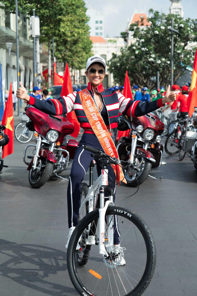 Hoa hậu H'Hen Ni&ecirc; mang xe đạp c&aacute; nh&acirc;n chạy đua c&ugrave;ng c&aacute;c bạn trẻ nh&acirc;n ng&agrave;y 30/04