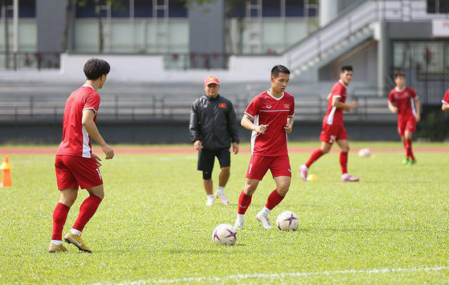 Sau khoảng 10 phút, HLV Park Hang Seo cho các học trò luyện bài đi bóng ngắn, ban bật 1 chạm.