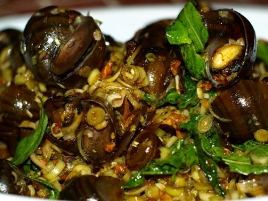 Ốc nhồi thịt cũng là một món ăn không thể bỏ qua khi đến du lịch ở đây.