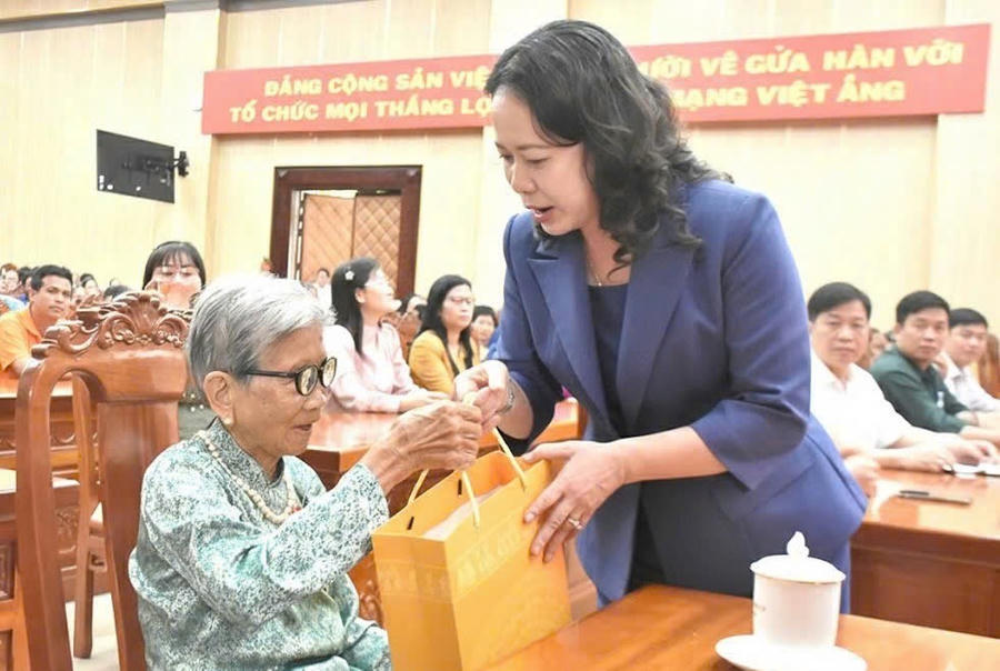 Phó Chủ tịch nước Võ Thị Ánh Xuân hỏi, thăm sức khỏe và tặng quà Mẹ Việt Nam Anh hùng Trần Thị Thi.