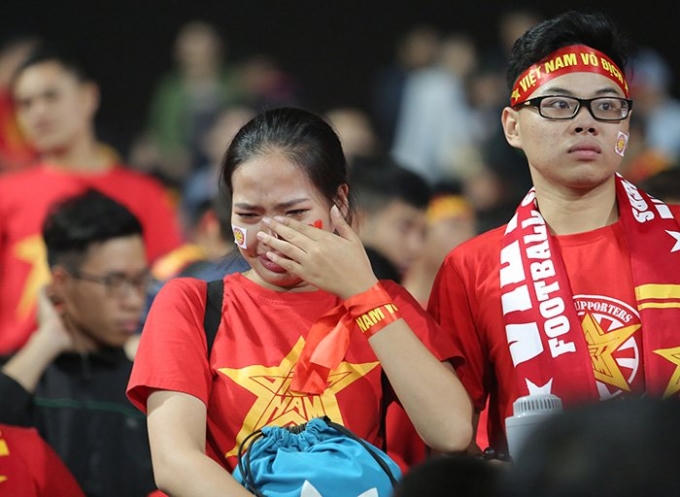 Những giọt nước mắt của người hâm mộ thể hiện tình yêu với bóng đá nước nhà. Ảnh: Internet