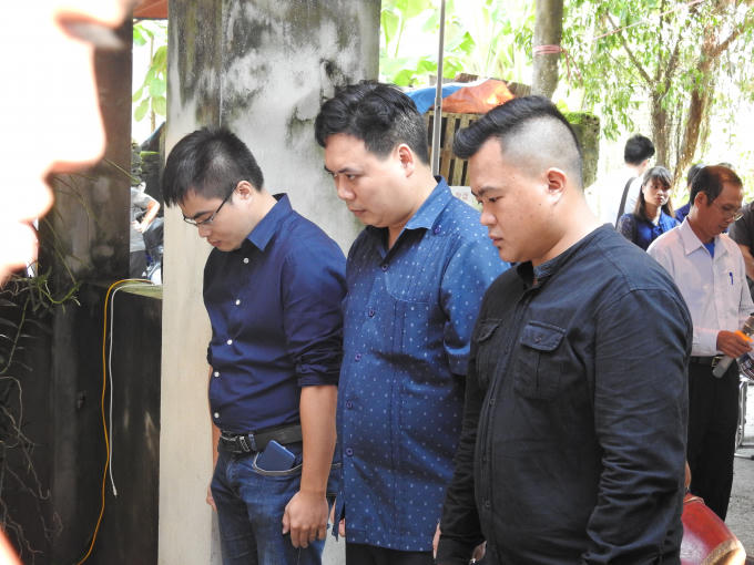 Bạn bè đồng nghiệp cũng có mặt sẻ chia nỗi buồn với gia đình Phóng viên Đinh Hữu Dư.