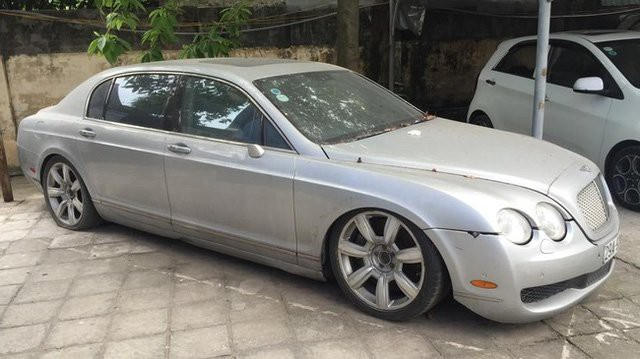 1 chiếc Bentley Continental Flying Spur bị bắt gặp "bỏ rơi" tại Hà Nội vào giữa tháng 5/2016.