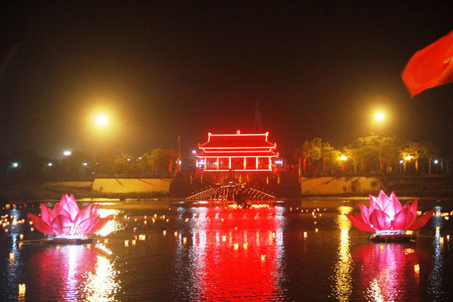 Sông Thạch Hãn lung linh đêm tri ân Liệt sĩ