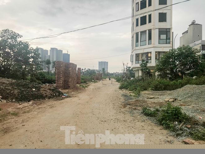 Đường xá quanh khu đất dịch vụ nhem nhuốc.