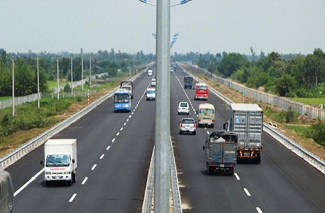 Do tránh chướng ngại vật nên đi sai làn đường thì có bị xử phạt không?