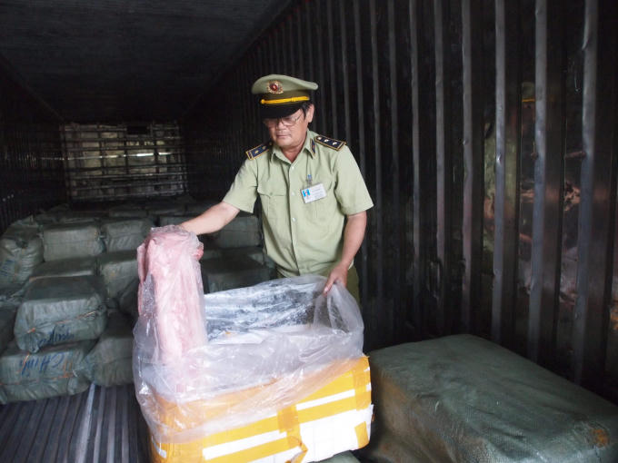 Các khổ thịt xung quanh tiếp giáp thùng xốp đang có dấu hiệu phân hủy.