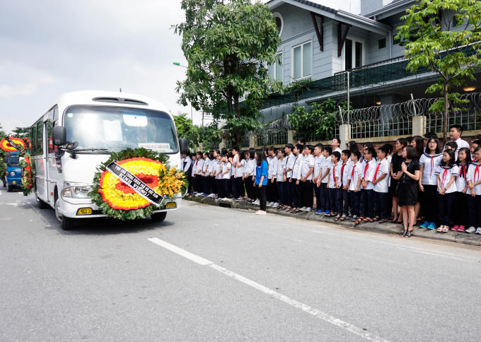 Hàng nghìn giáo viên, học sinh trường THPT Lương Thế Vinh đến trường nghẹn ngào chia tay lần cuối với người thầy đáng kính Văn Như Cương.
