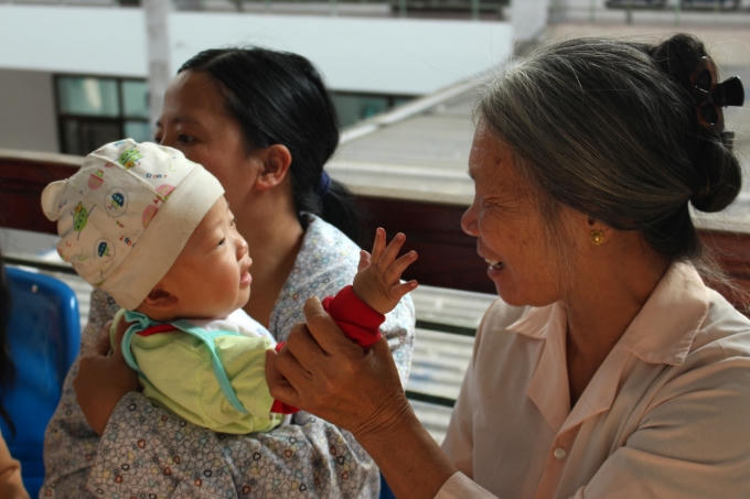 Nhiều trẻ sơ sinh cũng được đưa đi khám. (Ảnh: Đức Biên).