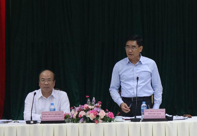 Ông Trần Văn Vĩnh, Phó Chủ tịch UBND tỉnh Đồng Nai (bên phải) cùng chủ trì buổi làm việc..