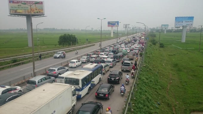 Giao thông Hà Nội kẹt cứng trong ngày nghỉ lễ đầu tiên