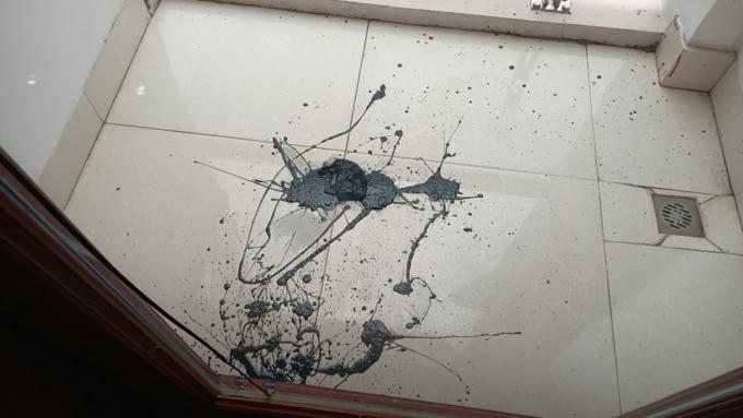 Chất bẩn mắm tôm, dầu nhớt bị các đối tượng bịt mặt ném thẳng vào nhà