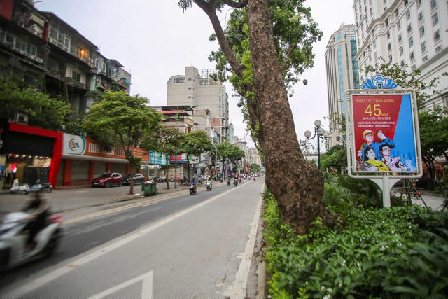 Hệ thống bảng quảng cáo trên một số con đường được thay bằng tranh cổ động.