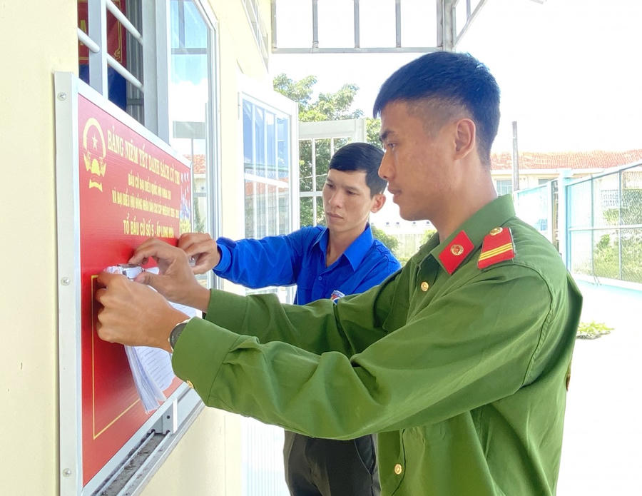 Công khai danh sách cử tri tại các khu dân cư để Nhân dân thuận tiện theo dõi, kiểm tra thông tin.