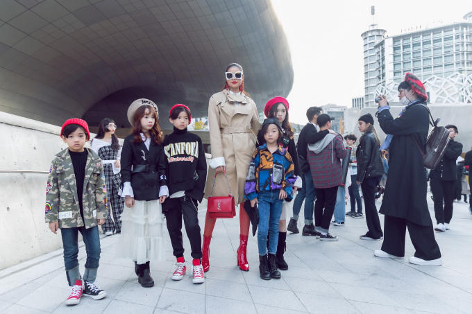 Phạm Hương gây “náo loạn” đường phố Seoul Fashion Week