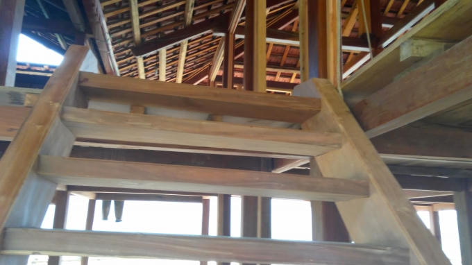 Phần cầu thang của ngôi nhà cũng được làm bằng gỗ nghiến vuông vắn.