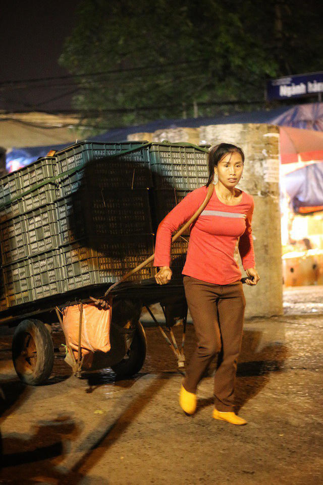 Lao động nữ ở chợ Long Bi&ecirc;n phải l&agrave;m đủ thứ nghề, thậm ch&iacute; cả những nghề tưởng chỉ d&agrave;nh cho đ&agrave;n &ocirc;ng như: Cửu vạn bốc v&aacute;c hoặc c&aacute;c nghề: b&aacute;n h&agrave;ng rong; b&aacute;n hoa quả, thực phẩm;&hellip;