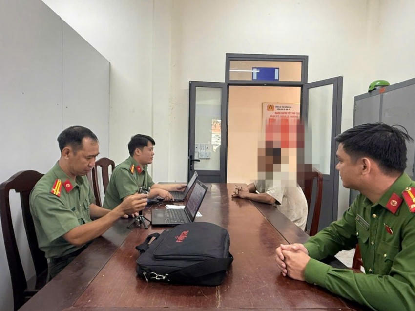 Lực lượng chức năng làm việc với người tung tin không đúng sự thật trên không gian mạng.