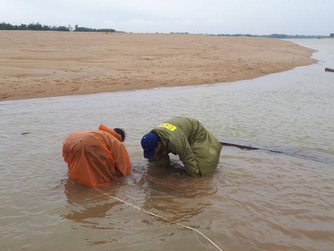 Các chiến sỹ CSGT đường thủy đội mưa vớt gỗ