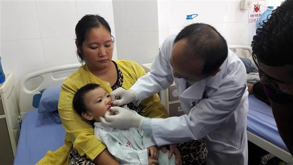 Bác sỹ của Bệnh viện Răng hàm mặt Trung ương đang thăm khám cho bệnh nhi. Ảnh: DN