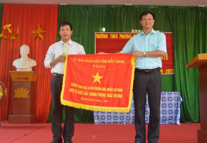 Ông La Văn Nam, Phó Bí thư Thường trực Huyện ủy Lục Ngạn (người mặc áo xanh bên phải) trong một buổi lễ tại trường THCS Phượng Sơn. (Ảnh nguồn http://lucngan.bacgiang.gov.vn)