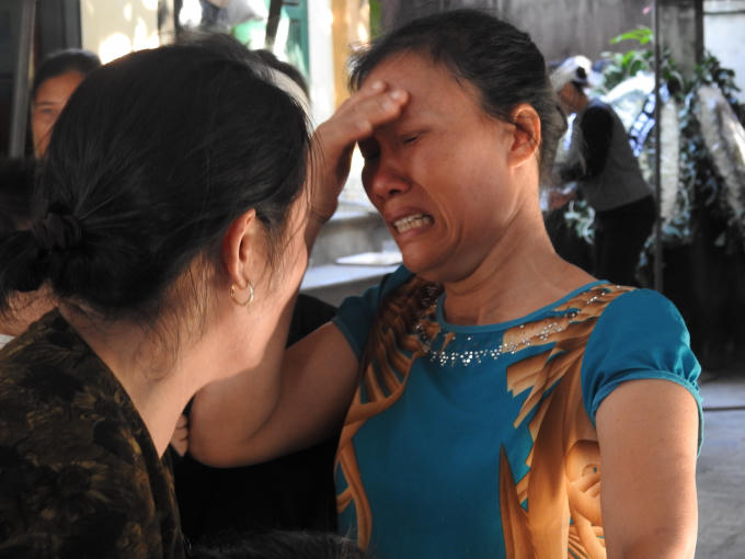 Người thân khóc ngất vì sự ra đi đột ngột của Đinh Hữu Dư.