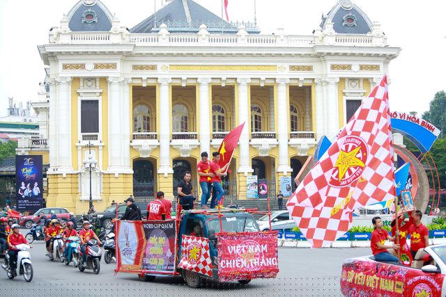 Trước trận đấu giữa đội tuyển Việt Nam và UAE ở vòng loại World Cup 2022, hàng trăm cổ động viên diễu hành