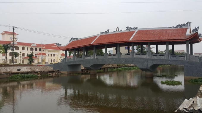 Cầu Hòa Bình nằm giáp ranh xã Hùng Tiến và Như Hòa, mới được hoàn thiện và đưa sử dụng trong vài tháng trở lại đây.
