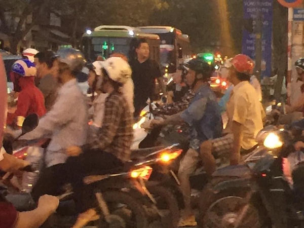 Tuấn Hưng giữa dòng người, điều tiết giao thông.