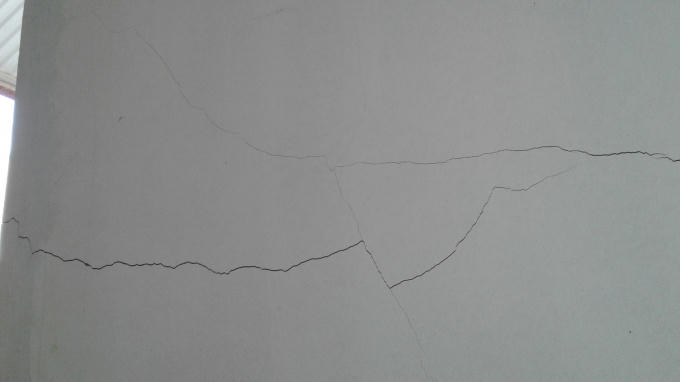 Rạn nứt nhiều, nhưng chi phí bồi thường là quá thấp khiến nhiều hộ dân bức xúc. Ảnh: Nguyệt Chi