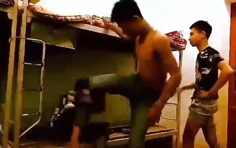 Nhóm nam sinh thay nhau nhảy vào đạp em H. Ảnh cắt từ clip
