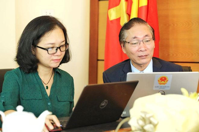 Luật sư Nguyễn Văn Chiến (phải): "Sau khi đã xác định được bị oan, người thân của bạn mới có thể làm thủ  tục để đòi bồi thường".