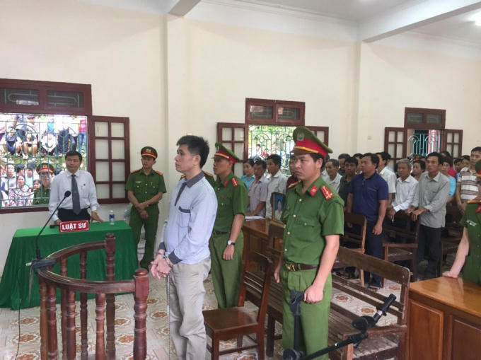 Bị cáo Phạm Văn Thông trước vành móng ngựa