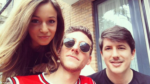 Bức ảnh cuối cùng của cặp đôi chụp với một người bạn, đăng tải trên trang cá nhân của Gloria.